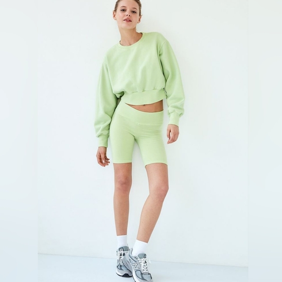 Aritzia TNA Perkins Sweatshirt Cropped Dolman Sleeve Crewneck GreenSize M - Picture 2 of 6